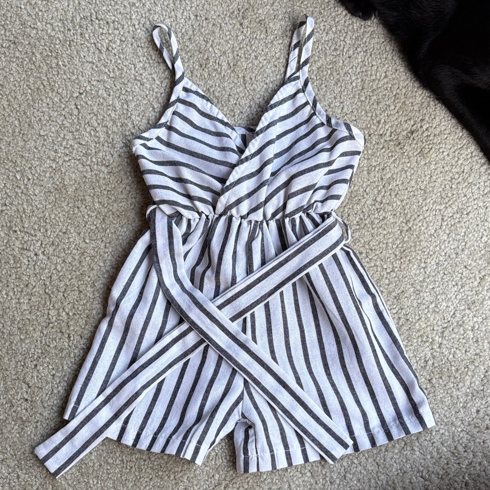 🪷Gray & White Striped Sleeveless Romper 2T